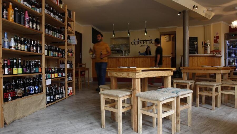 In Cerveteca, the difficult part is to choose from such a vast menu