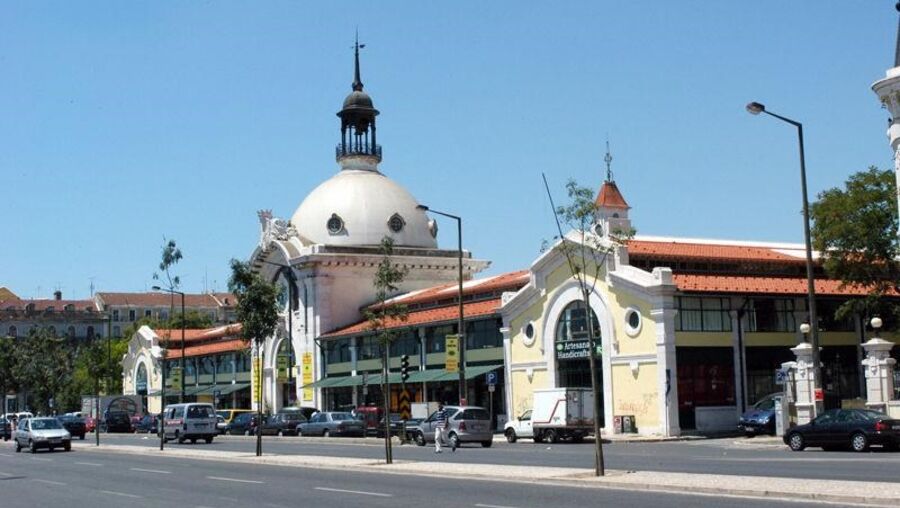 The Mercado da Ribeira houses as many as 40 restaurants and bars, besides a traditional marketplace
