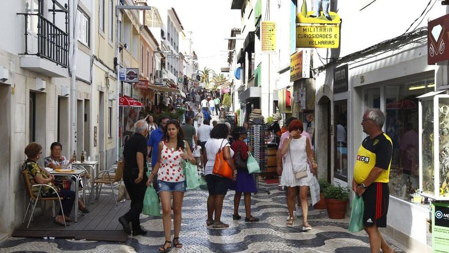 Rua Direita is a pedestrian street in the center of the vila