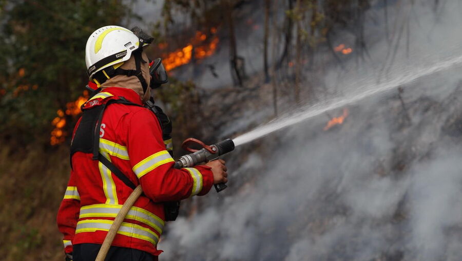 Bombeiros no combate às chamas