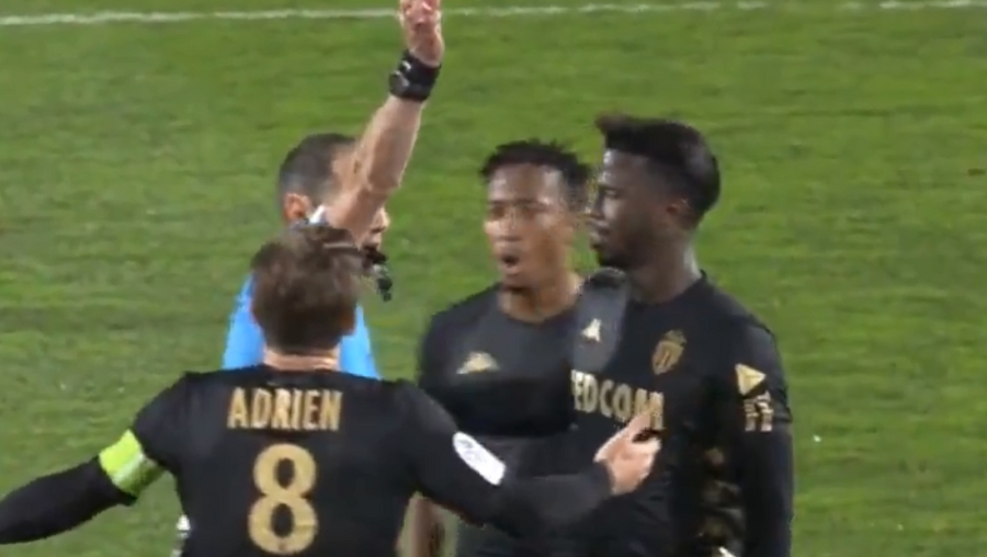 Gelson Martins perde a cabeça durante jogo da Liga em França e empurra árbitro