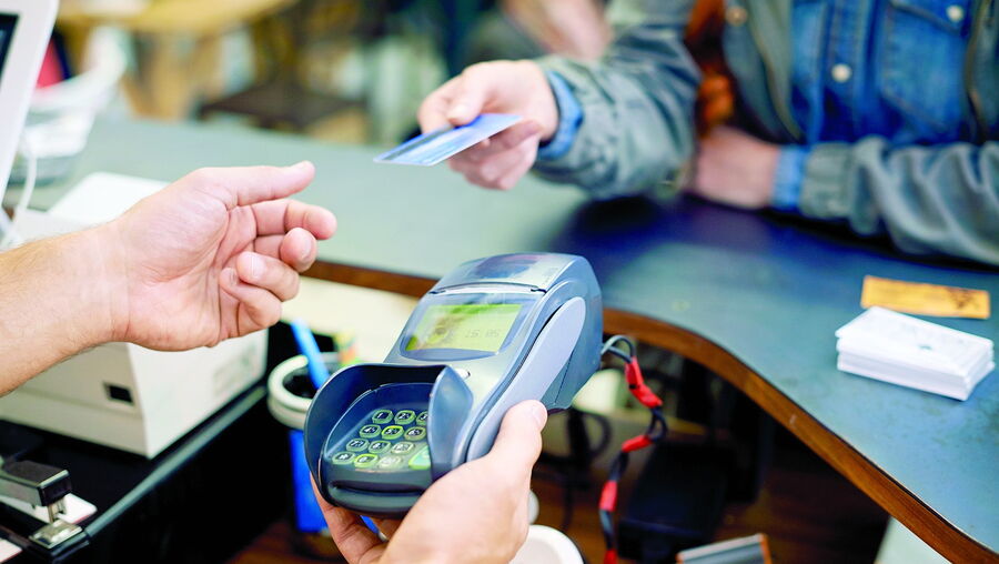 Famílias estão a usar cada vez mais o cartão de crédito para fazer o pagamento de despesas do dia a dia 