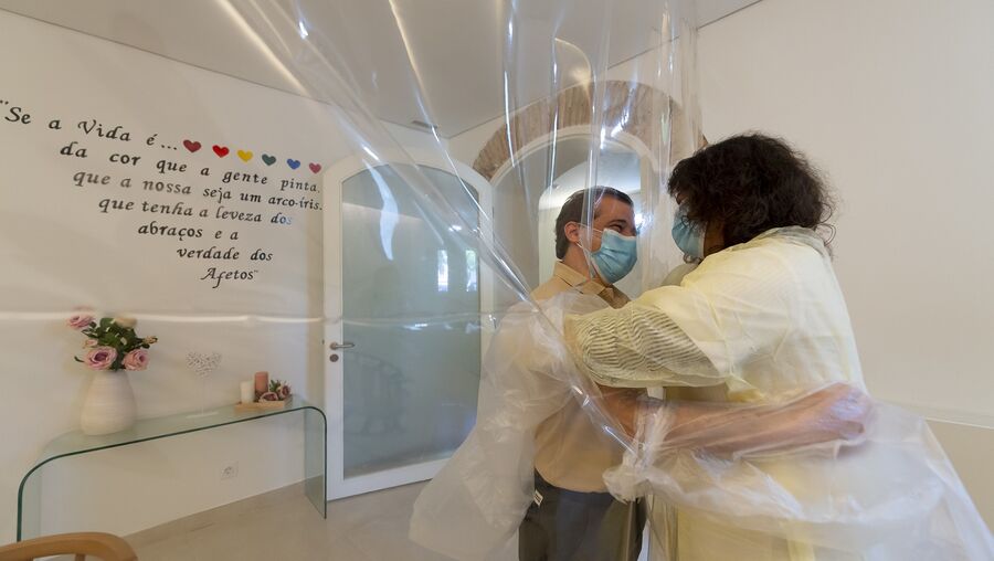 Na ERPI da Quinta Alegre, as visitas foram reativadas e uma proteção de plástico permite abraços entre residentes e visitantes